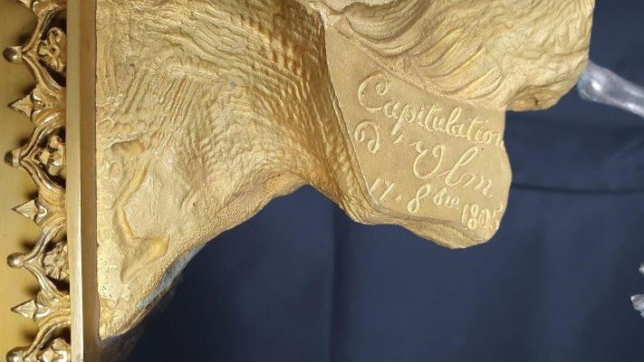 Orologio in bronzo dorato con NapoleoneVittoria di Ulma 1805,, base in legno intarsiato, clarillon-photo-3